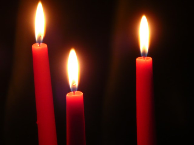 3 candle photo by By 4028mdk09 (Own work) [CC-BY-SA-3.0(http://creativecommons.org/licenses/by-sa/3.0)], via Wikimedia Commons